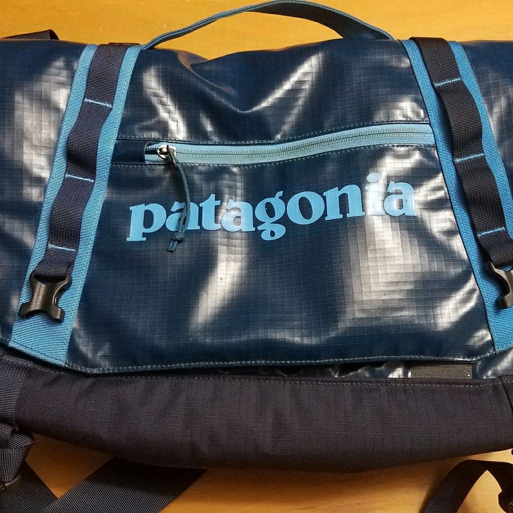 Patagonia Black Hole 12L messenger bag EUC